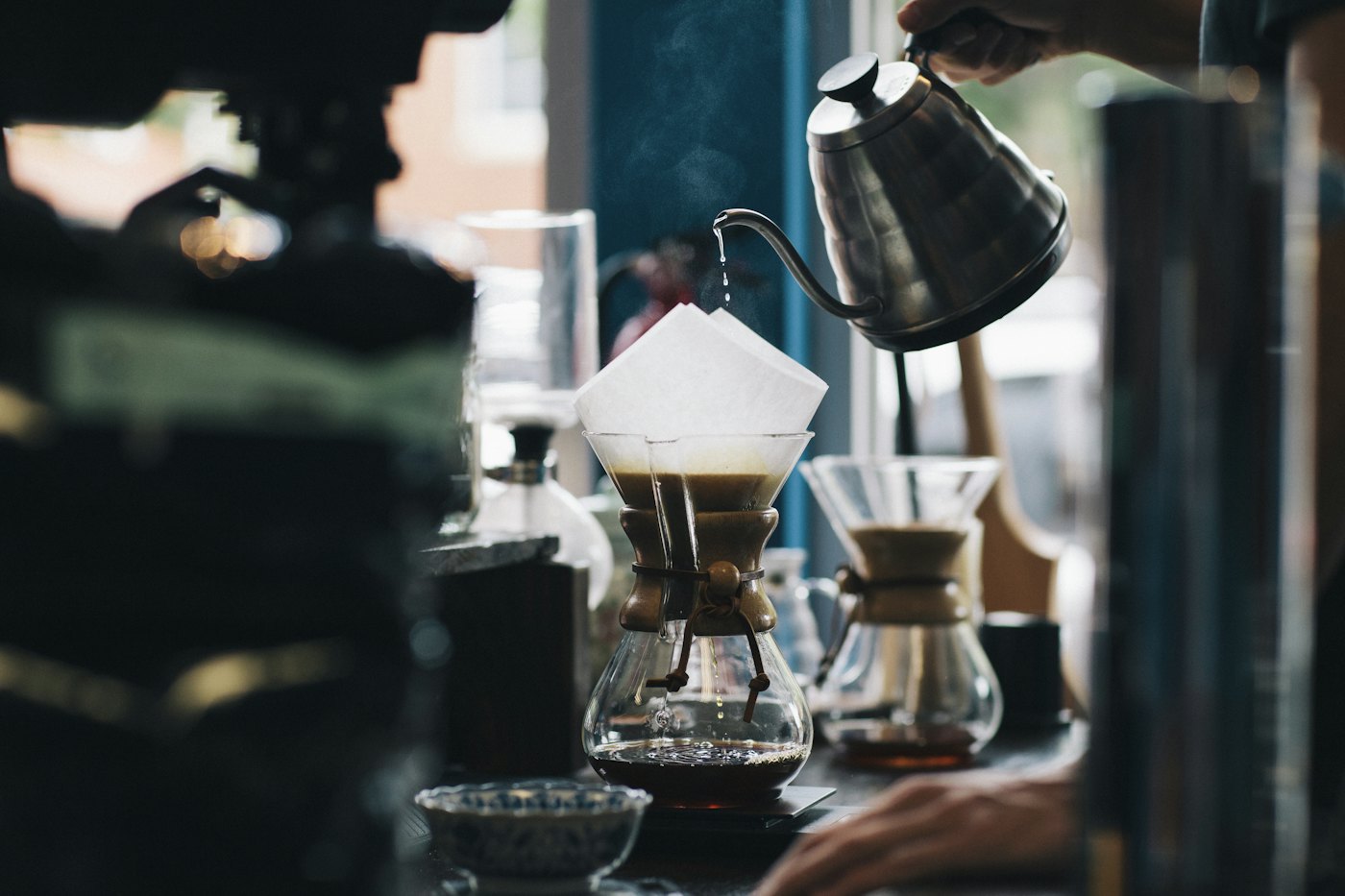 Café filtrado con chemex y pava de cuello de cisne